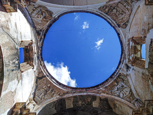 Bâtir une cathédrale, c’est simple, La prendre sur le nez, c’est encore plus simple !